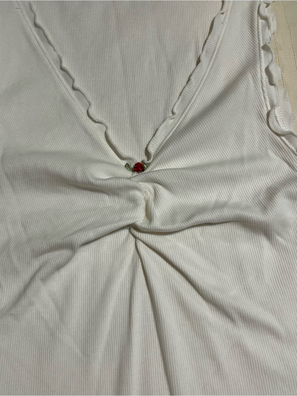 Old Navy Cream Ruffle-Trim V-Neck Tank - Picture 5 of 7